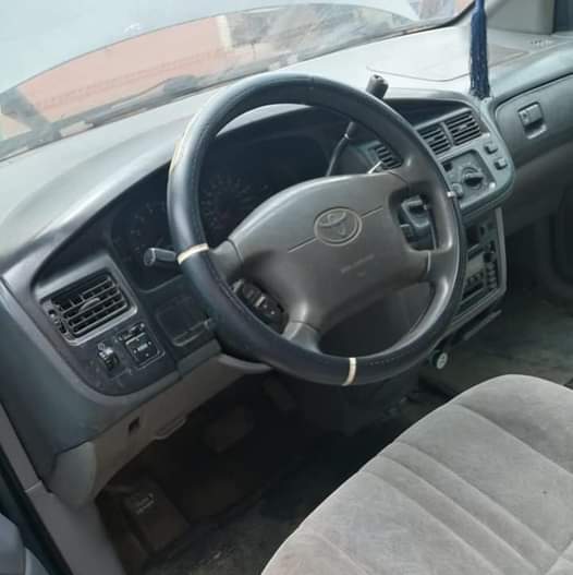 A picture of Toyota sienna 2000 model xle version