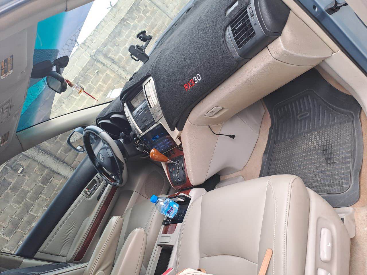 A picture of 2005 RX330