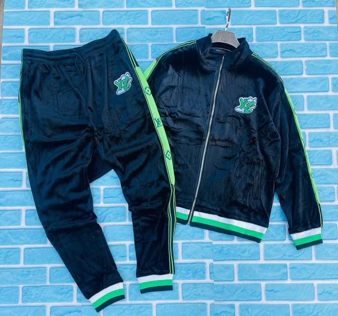 A picture of Tracksuit piga sim au WhatsApp 0678232171