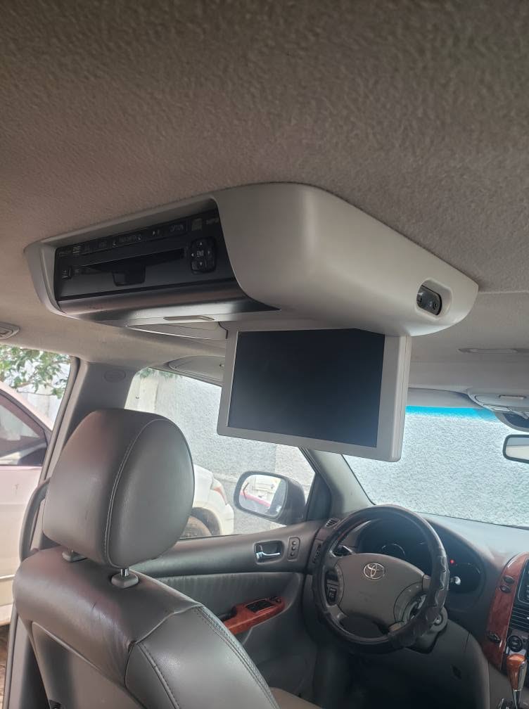 A picture of Clean Used 2010 Toyota Sienna Limited Abuja 7m properly Documented