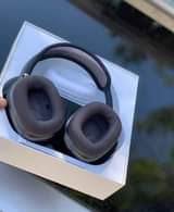 A picture of Airpods max at 250000