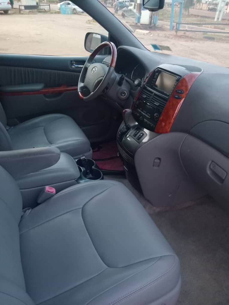 A picture of Toyota sieena 2010
