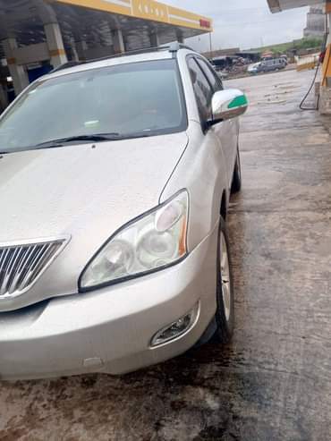 A picture of Rx 330 in Owerri buy and drive engine gear perfect