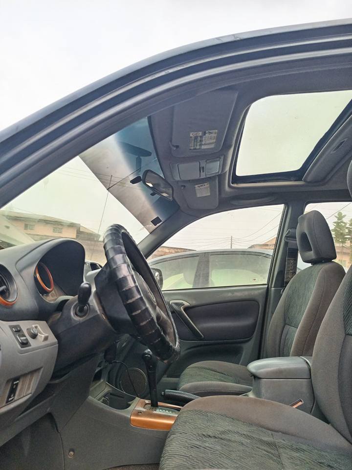 A picture of RAV4 04 model 08024217779