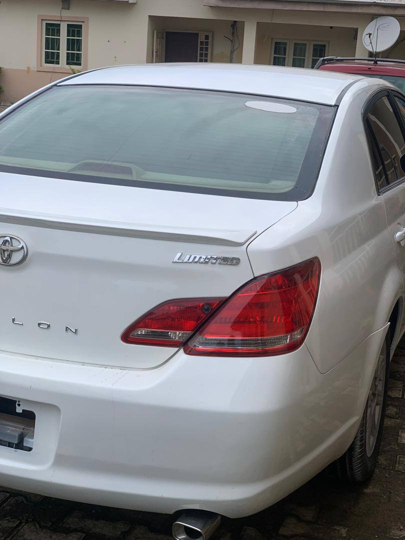A picture of Toyota Avalon 2006 Model