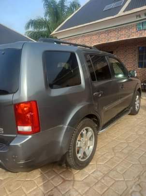 A picture of Honda pilot 2011 model