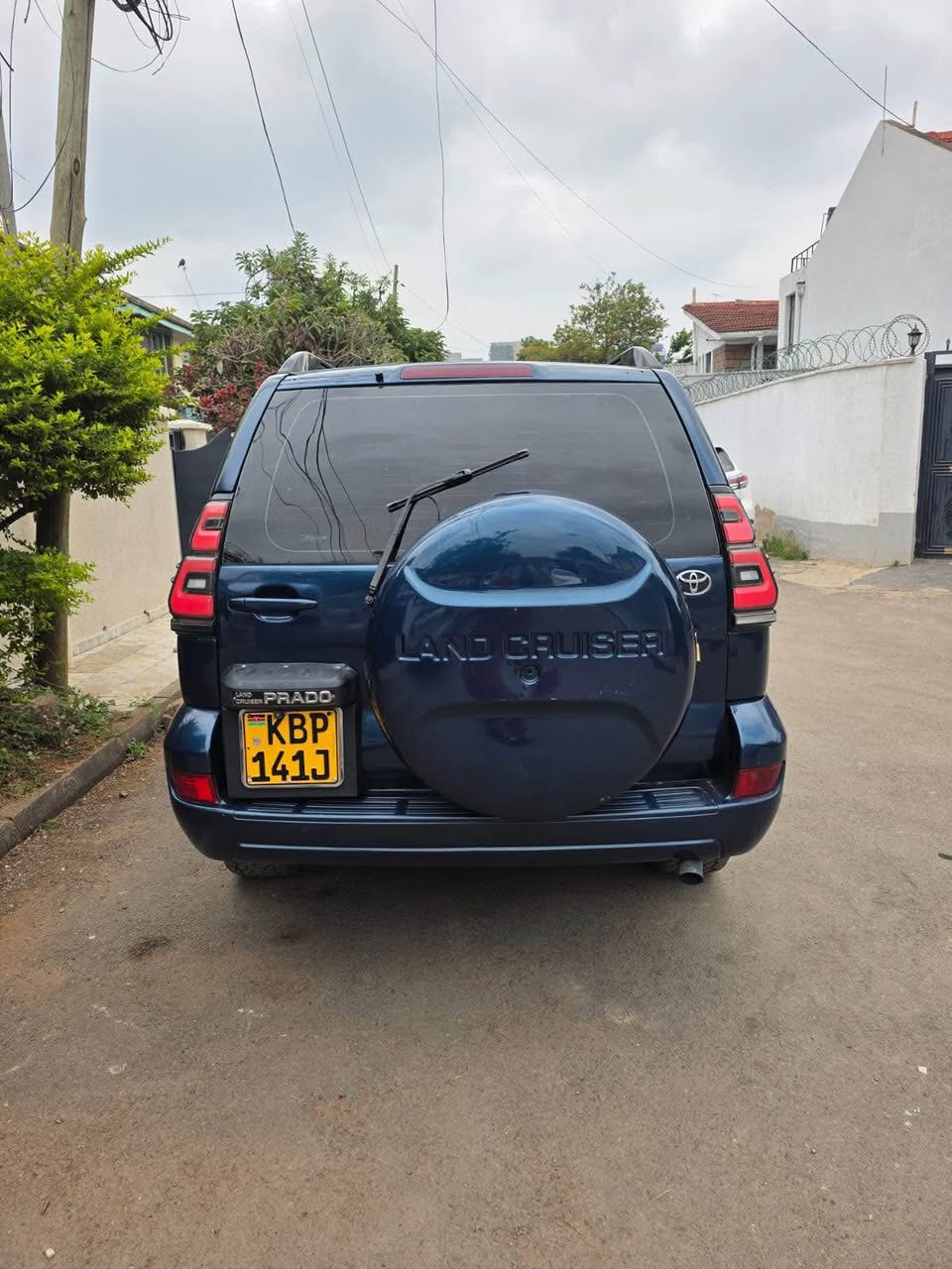 A picture of Toyota prado 120