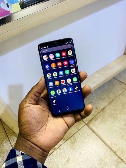 A picture of Samsung galaxy s9plus 64gb 6gbram clear cameras slight crack at