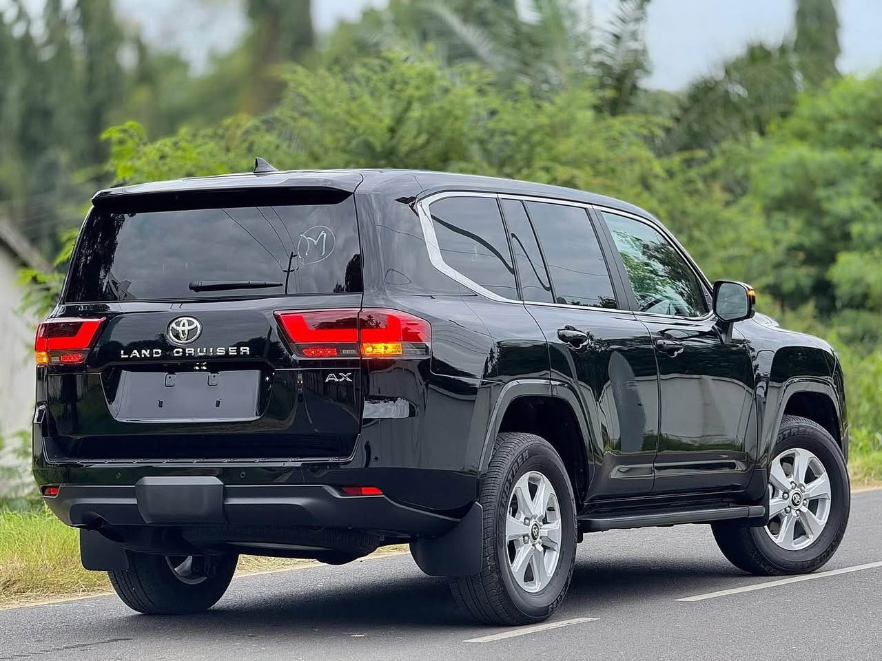 A picture of LANDCRUISER 300 SERIES PETROL Price 290 000 000 Year 2024