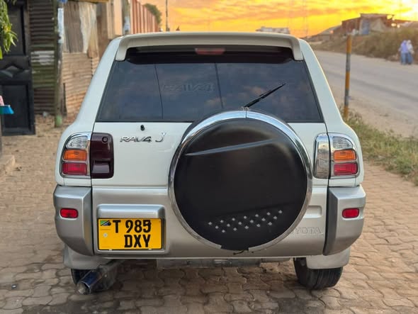 A picture of Rav4 old