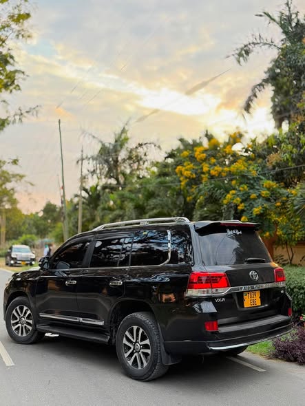 A picture of TOYOTA LC 200 DIESEL YA MWAKA 2014 NAMBA EB INAUZWA