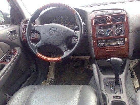 A picture of 2000 Toyota Avensis