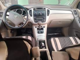 A picture of first body 2004 model toyota highlander With sound engine and