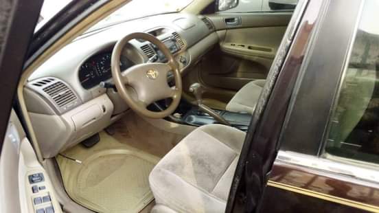 A picture of car s and untomibli