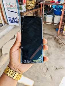 A picture of Samsung note 8 nauza km spear imezima ghafr but mara