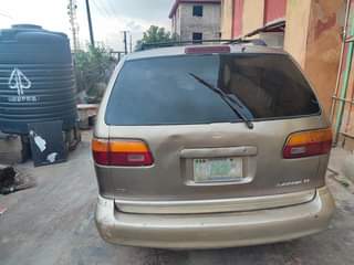 A picture of 2000 TOYOTA SIENNA