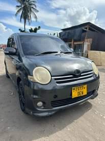 A picture of Toyota sienta mwaka 2006 full option full Ac mirango ya