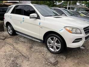 A picture of Mercedes Benz ML 350 2014 model white color black interior