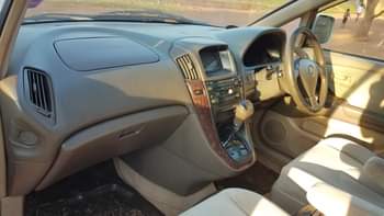 A picture of Toyota harrier 1999 model 3000cc 15 million Call 0757953488