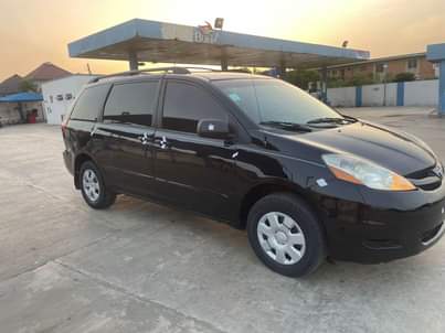 A picture of This is extremely clean Toyota sienna 2008 model first body