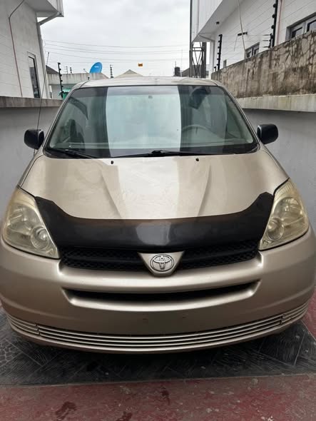 A picture of 2004 Toyota sienna
