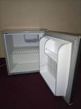 A picture of Mr UK fridge single door inagandisha sana na kupoza vzr