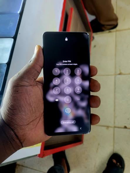 A picture of Samsung galaxy s20 ultra 5G 128gb 12gbram clear cameras slight