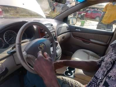 A picture of 2004 model Toyota sienna XLE Tokumbo standard Three 3 months