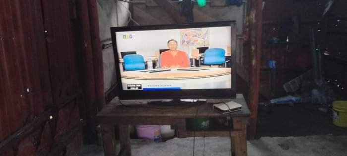 A picture of TV inch 48. Radio Kabati