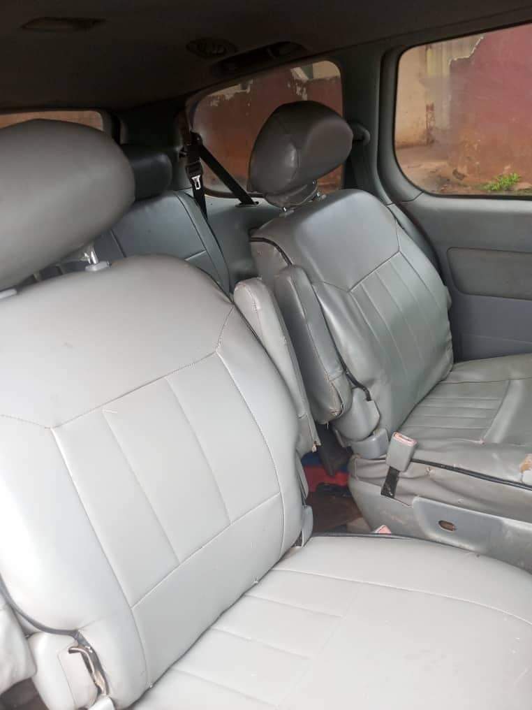 A picture of Toyota sienna 2000 2001 model xLE