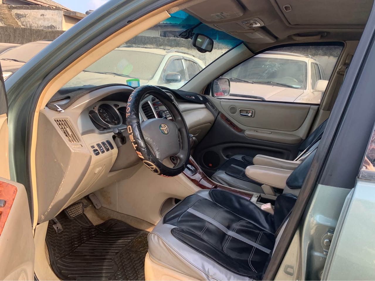 A picture of 2005 TOYOTA HIGHLANDER LIMITED