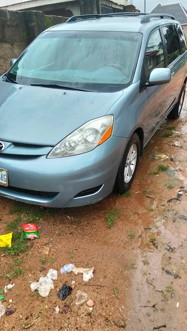 A picture of Toyota Sienna. 06