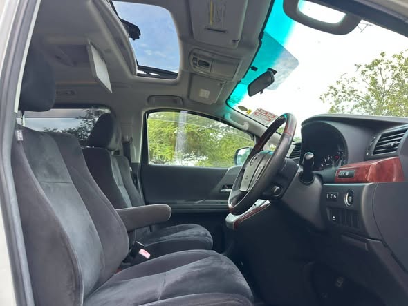 A picture of PRICE BEI 32 8M REGISTRATION Contact 0769265727 TOYOTA ALPHARD NEW