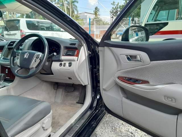 A picture of TOYOTA ROYAL CROWN