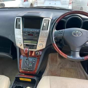 A picture of Toyota harrier in perfect condition from bond 2009 petrol