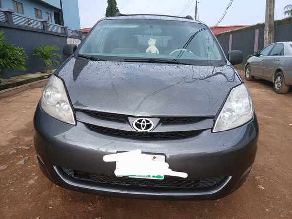 A picture of Toyota sienna 07