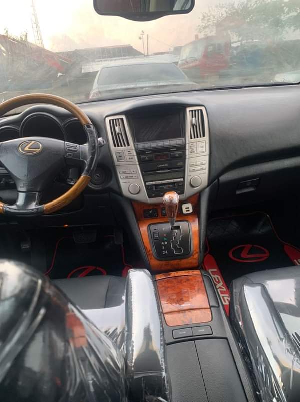 A picture of Over highest grade Lexus RX 330 Everything is intact and