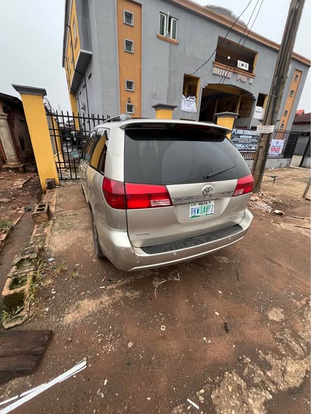 A picture of Toyota sienna XLE