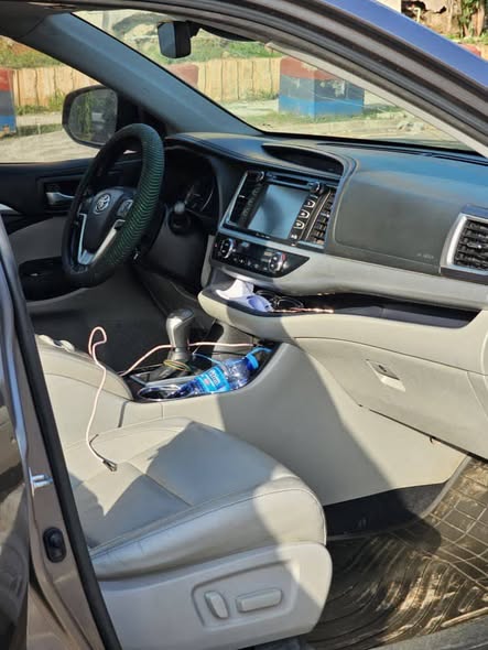 A picture of DISTRESS 2018 TOYOTA HIGHLANDER XLE