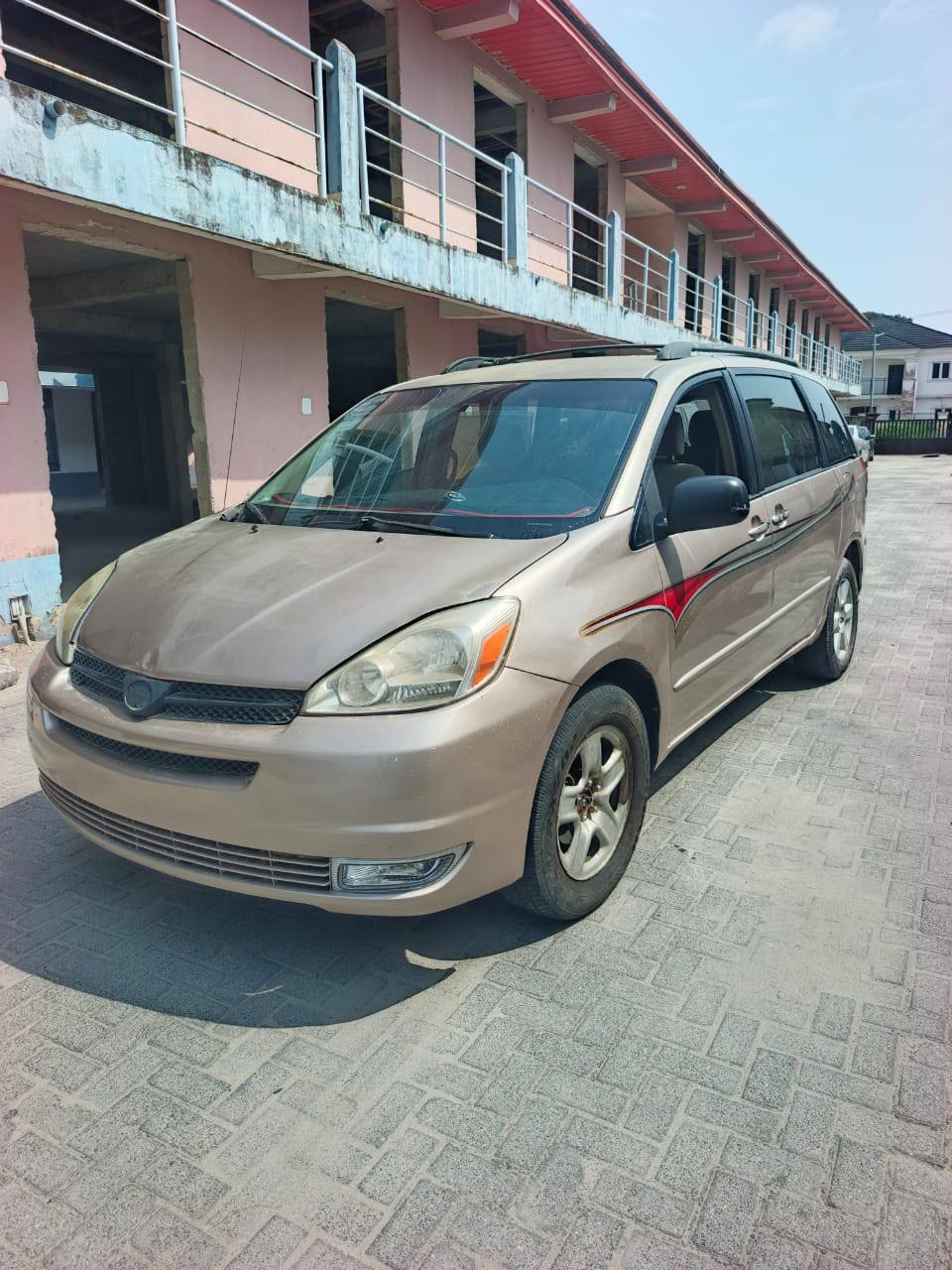 A picture of Distress sale extremely clean 2005 Toyota Sienna