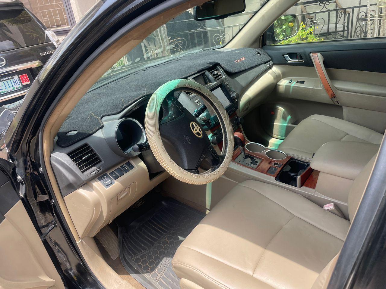A picture of Registered Toyota Highlander 012 First body Well clean as seen