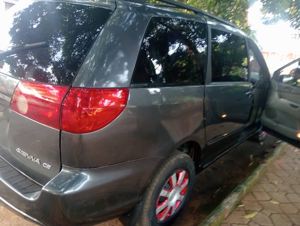A picture of Toyota sienna
