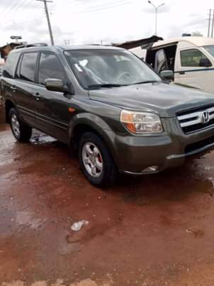 A picture of Honda pilot 2006