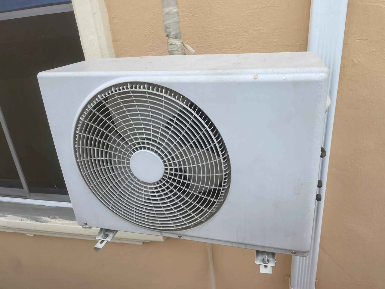 A picture of 1 HP Non Inverter Samsung Ac For Urgent Sale