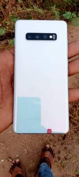A picture of samsung galaxy mpyaaa s10 plus
