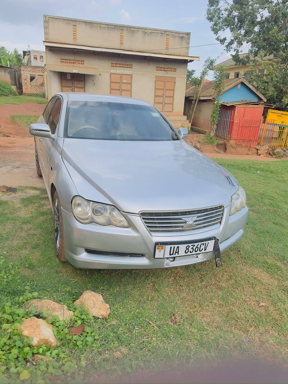 A picture of Toyota mark x 17 000 000 ugx 0709910777