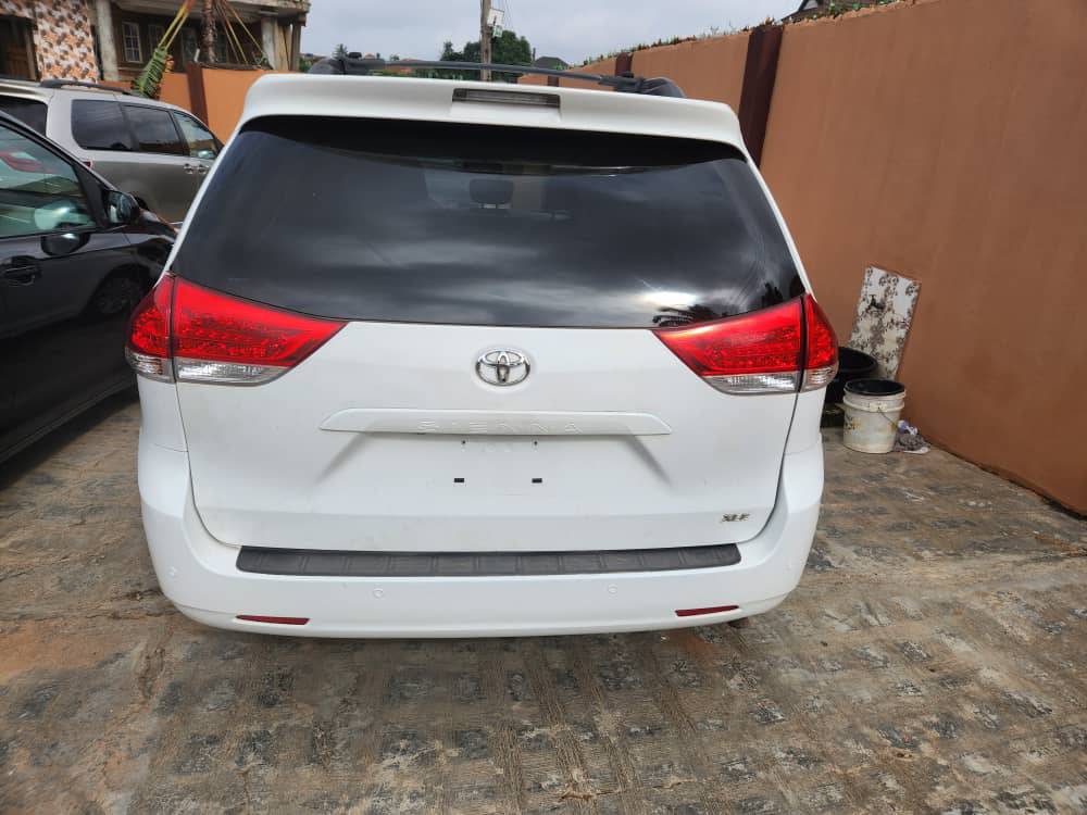 A picture of Toyota sienna 012 and 014
