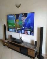 A picture of NAUZA TV NCH 43 SMART HISENSE 4k 670k 0689319654 frji