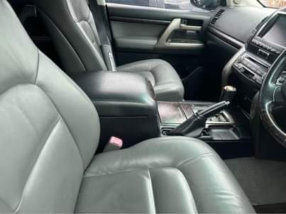 A picture of Toyota land cruiser V8