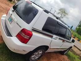 A picture of Sharp Toyota Highlander 2004 up for sale buy drive with